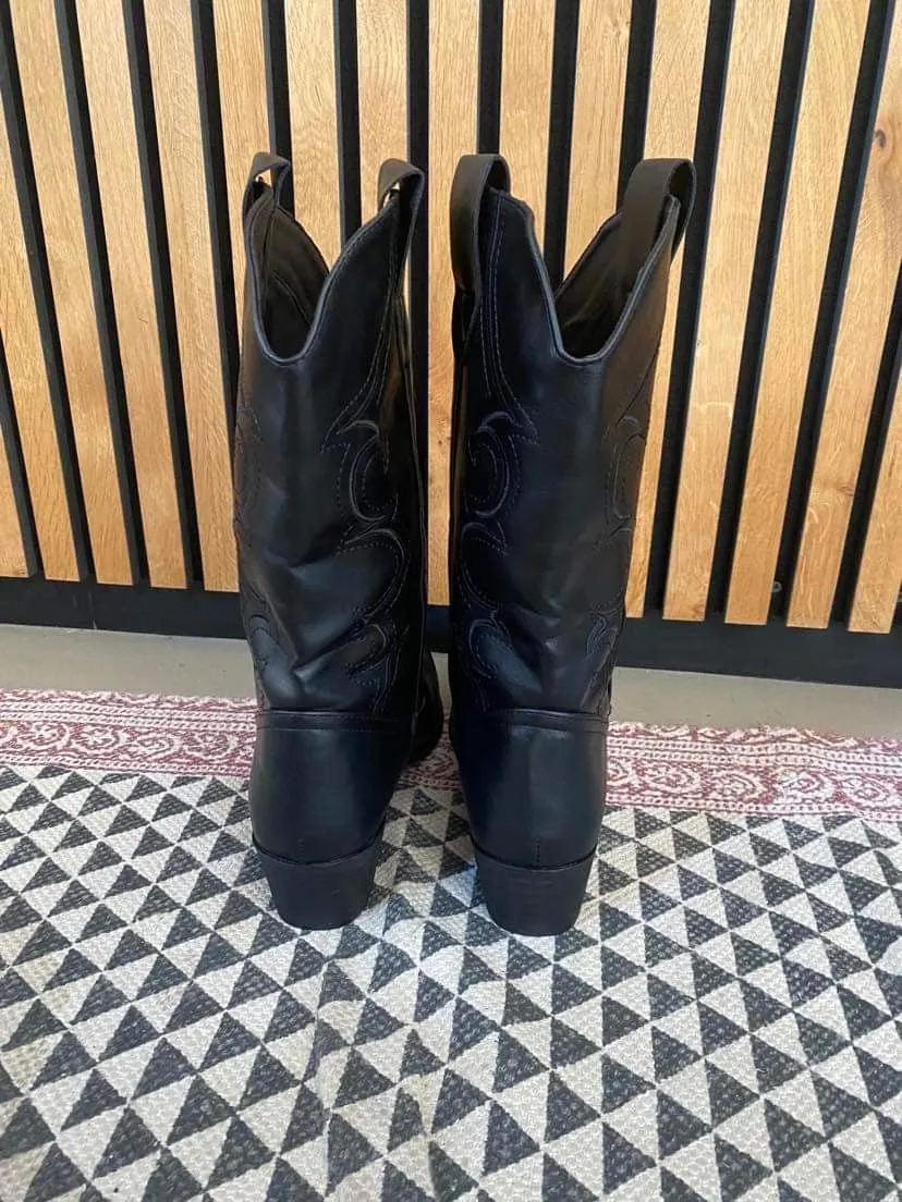 Oslo cowboy boots - black with black stitching