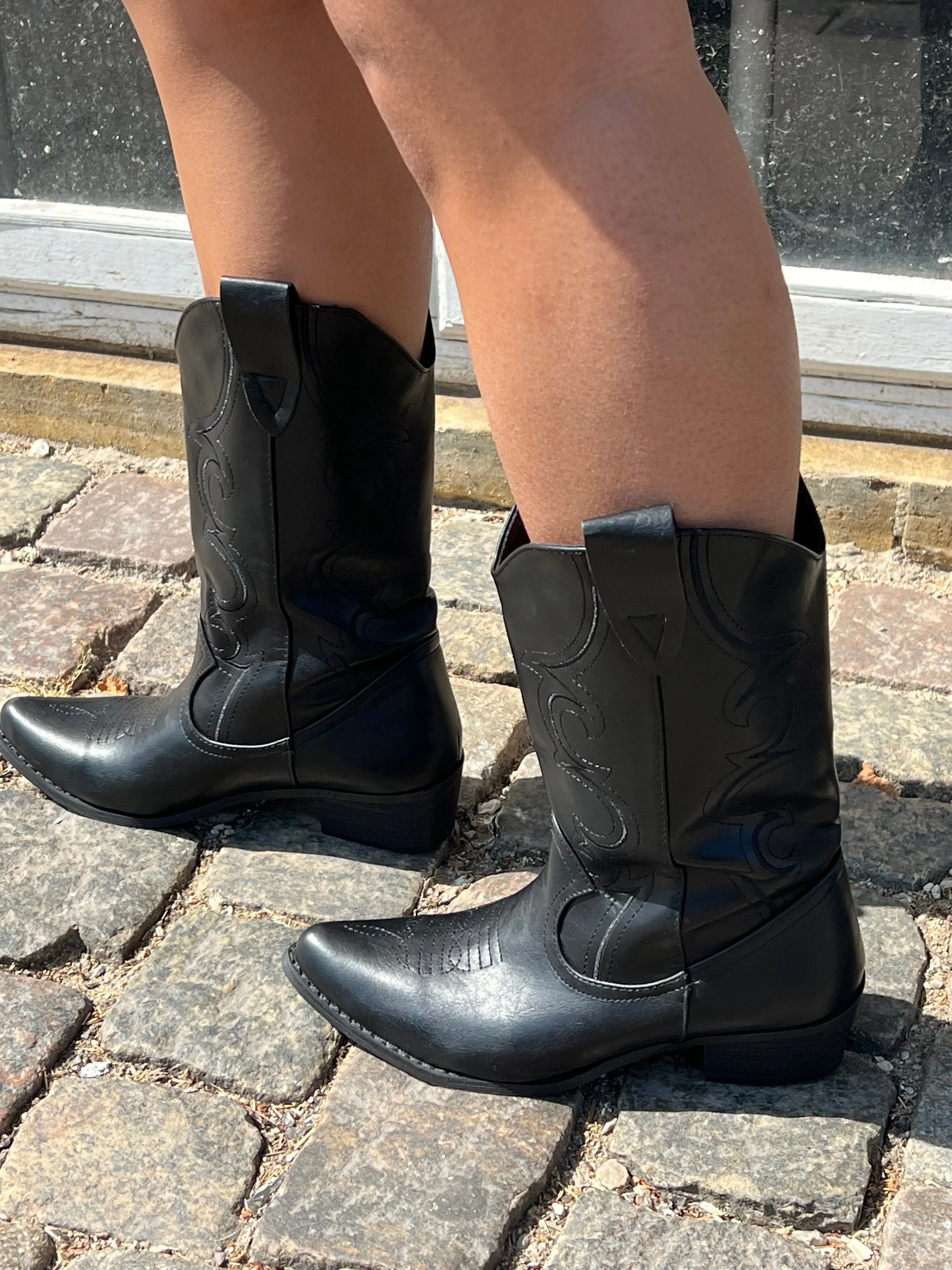 Oslo cowboy boots - black with black stitching