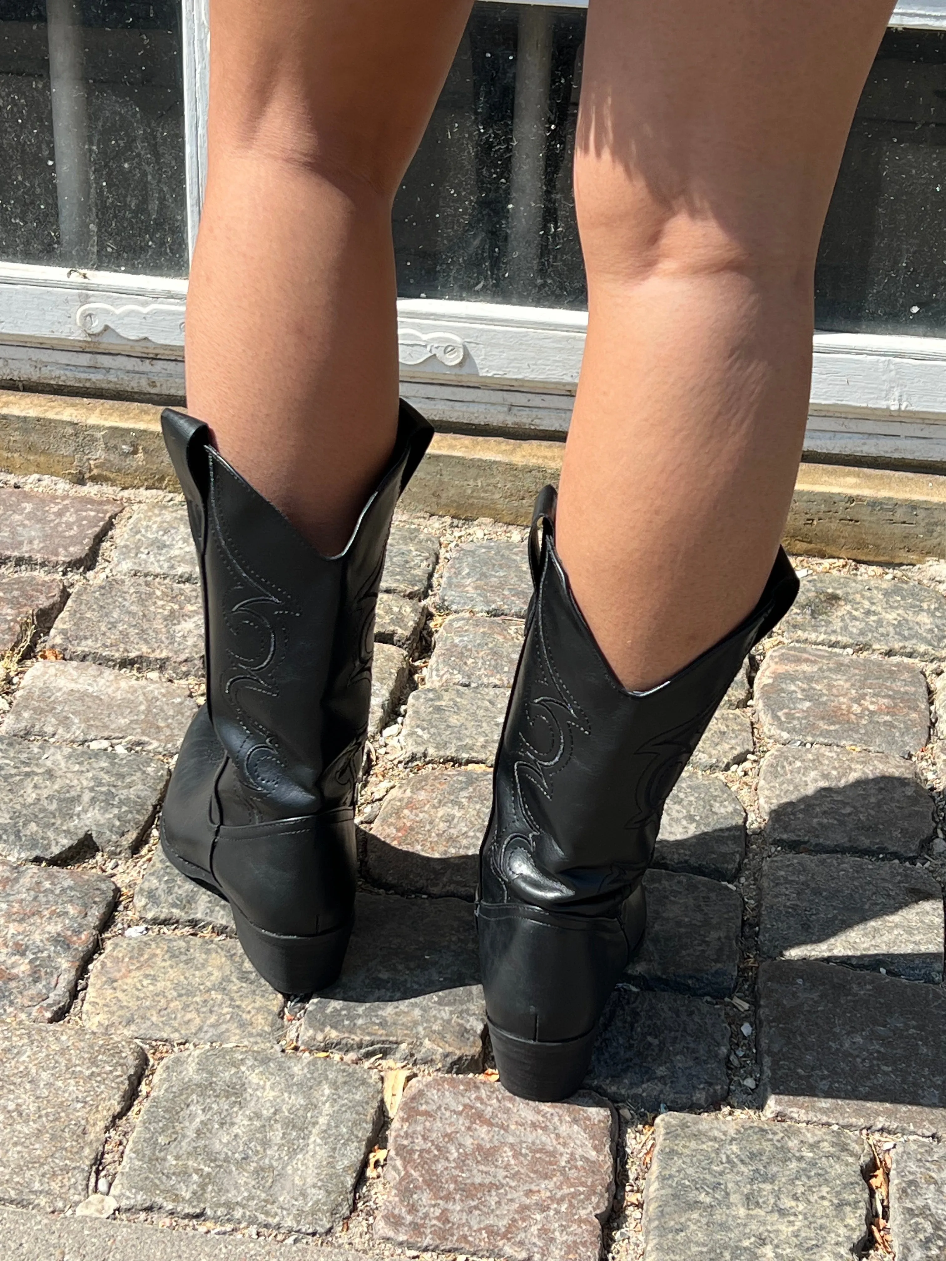 Oslo cowboy boots - black with black stitching